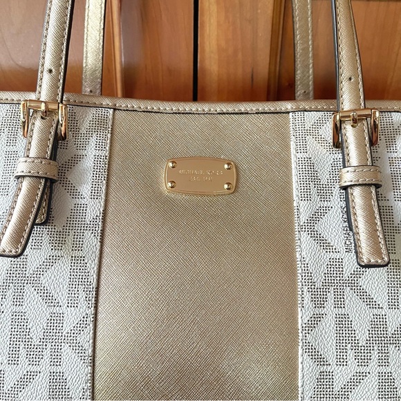 Michael Kors Spacious Caryall Tote Bag - Picture 4 of 9